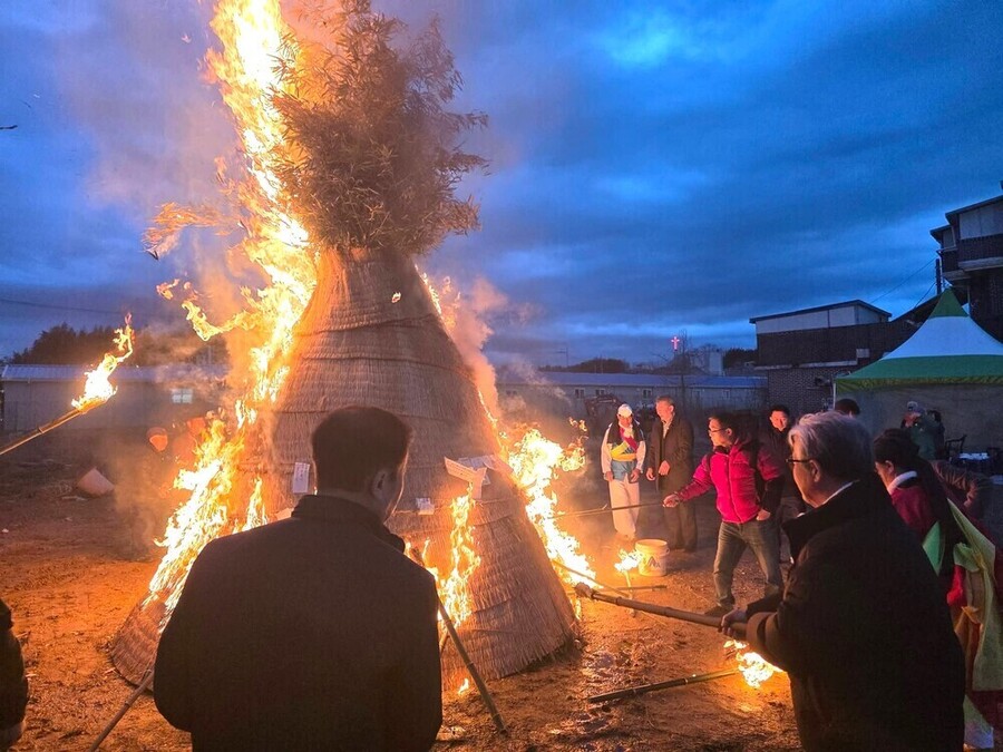 ▲ 보성군 푸르미예술단, 제15회 정월대보름 다향 달집태우기 성료_달집을 태우고 있다.ⓒ보성군 제공