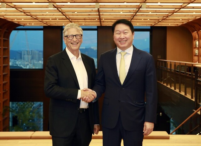 ▲ 최태원 SK그룹 회장과 빌 게이츠 테라파워 창업자 겸 이사회 의장이 지난해 8월 서울 종로구 SK서린빌딩에서 만나 악수를 하고 있다.ⓒSK이노베이션