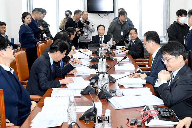 ▲ 대미투자특별법처리를위한특별위원회 법안심사소위원회가 5일 국회에서 열린 가운데 정태호 소위원장이 회의를 주재하고 있다. ⓒ이종현 기자