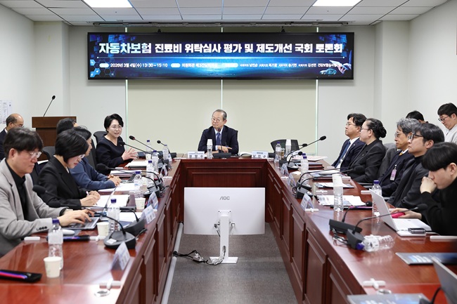 ▲ 건강보험심사평가원이 지난 4일 서울 여의도 국회의원회관 제3간담회의실에서 '자동차보험 진료비 위탁심사 평가 및 제도개선 국회 토론회'를 성공적으로 개최했다. ⓒ건강보험심사평가원