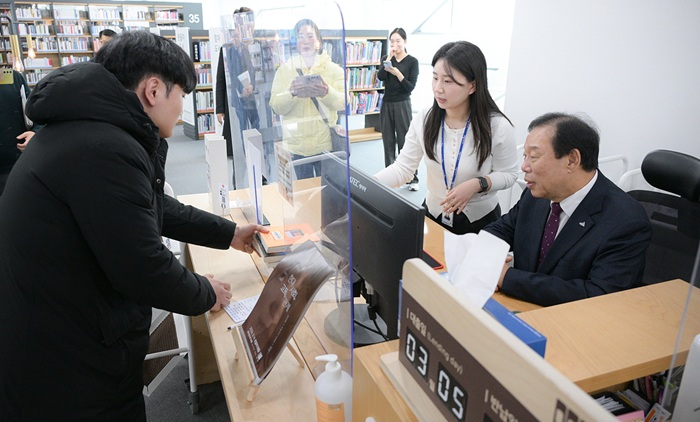 ▲ 최민호 세종시장이 5일 세종시립도서관에서 '찾아가는 현장소통' 앞서 도서관 4층 종합자료실에서 1일 사서로 참여해 도서 대출·반납 업무를 체험하고 있다.ⓒ세종시