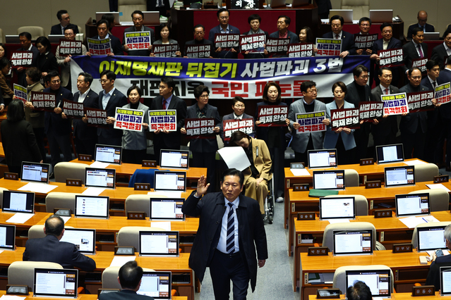 ▲ 정청래 더불어민주당 대표가 지난달 27일 오후 국회 본회의에서 헌법재판소법 일부개정법률안(대안)에 대한 무제한 토론 종결 동의의 건 투표 도중 '사법개혁 3법 반대' 관련 구호가 적힌 현수막과 피켓을 들고 항의하는 국민의힘 의원들 앞을 지나가며 '선진화법 위반'이라고 외치고 있다. ⓒ뉴시스