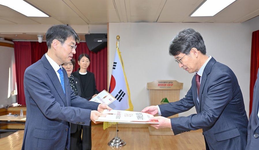 ▲ 대구시는 ‘2025년도 성과관리 부서평가’ 결과를 발표하고, 3월 4일 간부회의에서 우수한 시정 성과를 거둔 5개 실·국을 선정해 시상했다.ⓒ대구시
