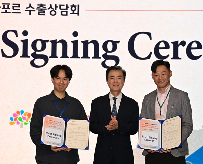 ▲ 김태흠 충남지사(가운데)가 5일 싱가포르 스위소텔 더 스탬포드 호텔에서 열린 충남 수출상담회를 찾아 현지 바이어와 수출계약을 체결한 뒤 기념촬영을 하고 있다.ⓒ충남도