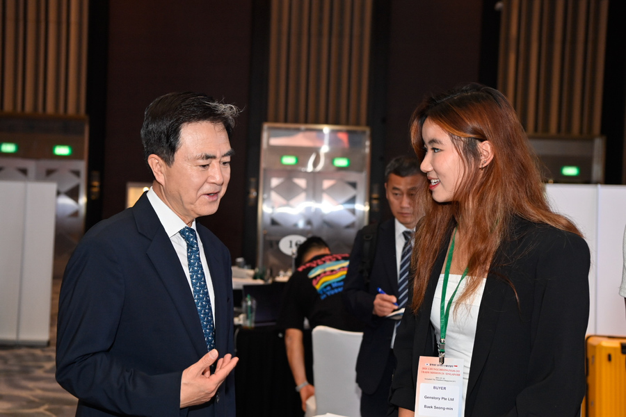 ▲ 김태흠 충남지사가 바이어들에게 충남에서 검증된 우수 기업의 제품을 설명하고 있다.ⓒ충남도