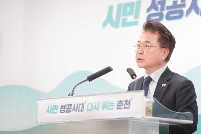 ▲ 육동한 춘천시장이 5일 시청 브리핑룸에서 브리핑을 열고 지난 4일 열린 THE 건강한 춘천 2030 비전 공유회에서 제시한 'THE 건강한 춘천' 기본계획을 발표했다. ⓒ춘천시