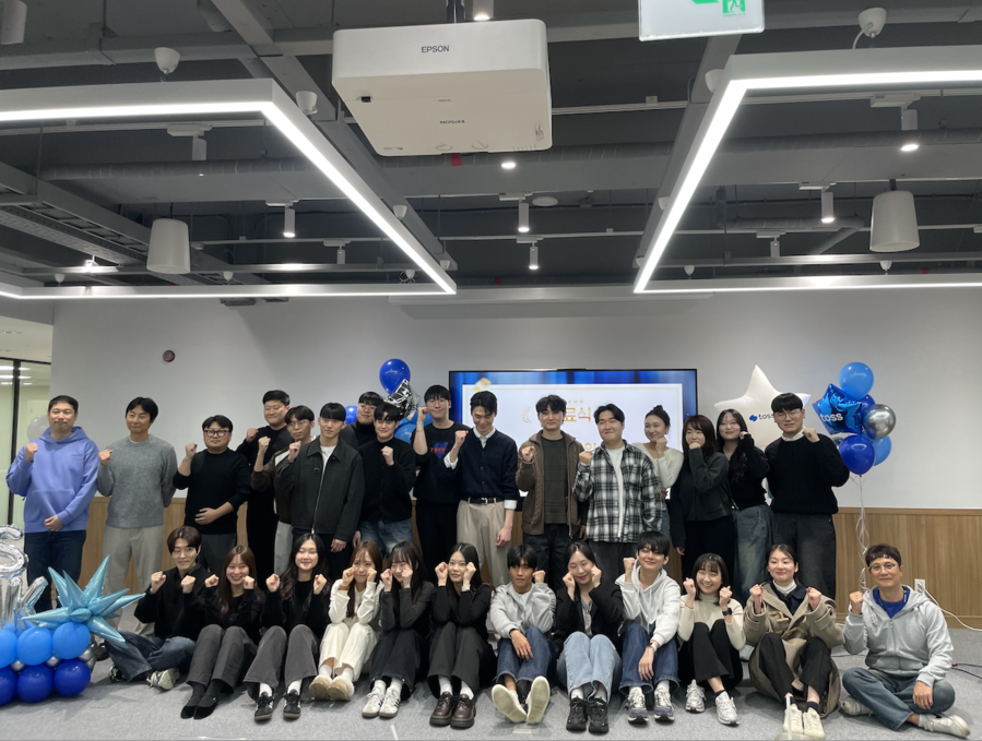 ▲ 사이버보안 엔지니어 ‘부트캠프’ 1기 수료생들과 토스뱅크 멘토진이 서울시 광진구 소재 멀티캠퍼스 강의실에서 수료식 이후 기념촬영을 하고 있다. ⓒ토스뱅크