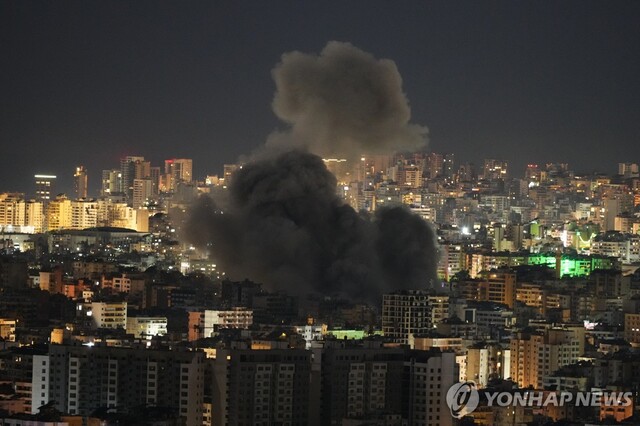 ▲ 이스라엘의 공습으로 연기가 피어오르는 레바논 베이루트 교외. 출처=APⓒ연합뉴스