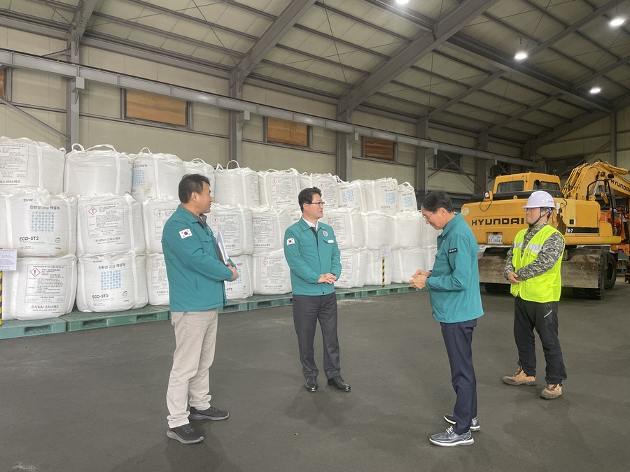 ▲ 이도형 경산시 부시장은 ‘산업안전보건법’상 고위험 작업장인 자인면 교촌리에 소재한 도로보수 전진기지를 방문하여 위험 요인을 점검했다.ⓒ경산시