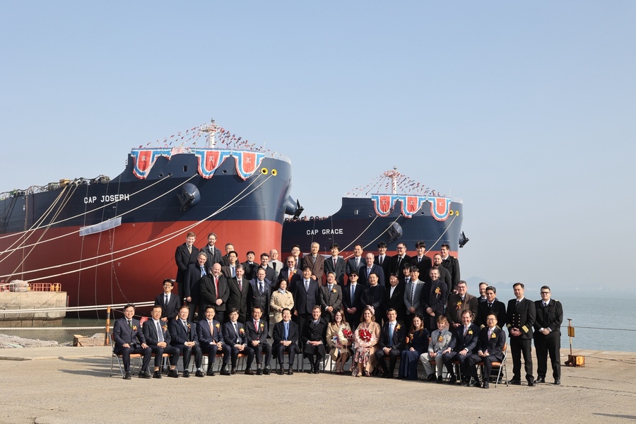 ▲ 안종혁 한국수출입은행 전무(앞줄 오른쪽에서 첫 번째)와 김광호 대한조선 회장(앞줄 왼쪽에서 일곱 번째)이 5일 전남 해남 대한조선에서 열린 준대형 원유운반선 명명식에서 기념 촬영을 하고 있다. ⓒ한국수출입은행