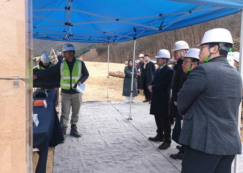 ▲ 이상조 스마트건설안전본부장이 화성동탄 국지도 84호선 현장에서 옹벽 시설물 안전관리 특별점검을 하고 있다.ⓒLH 제공