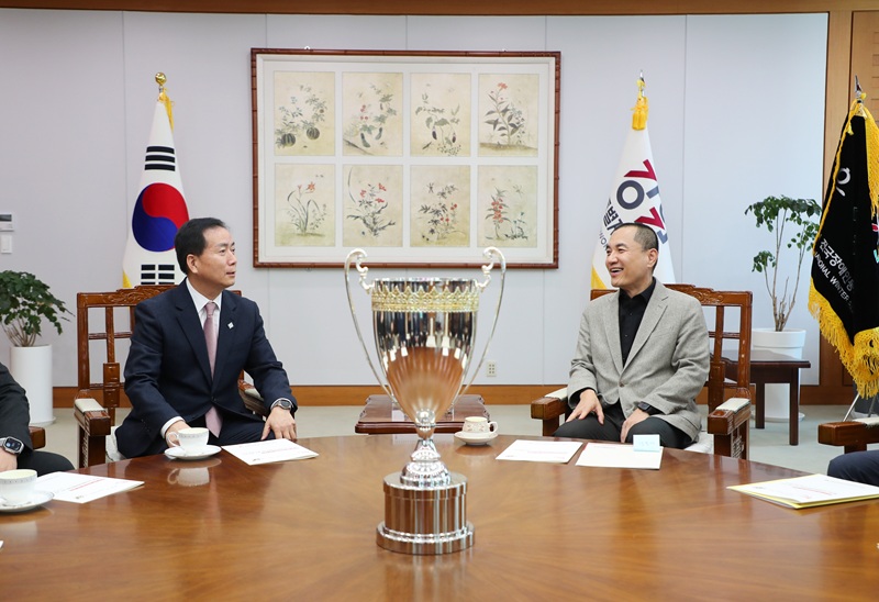 ▲ 강원특별자치도가 5일 도청 본관 2층 통상상담실에서 도 장애인체육회 직원 특별승급 임용장 수여식을 개최했다. 이번 수여식은 강원 체육 사상 처음으로 전국 종합 1위를 달성한 성과에 기여한 도 장애인체육회 사무처 직원들의 공로를 격려하기 위해 마련됐다. ⓒ강원특별자치도