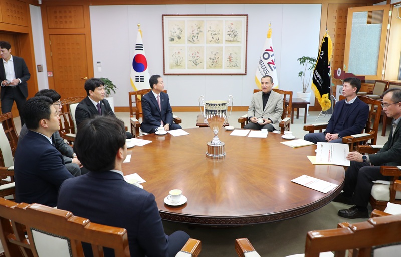 ▲ 강원특별자치도가 5일 도청 본관 2층 통상상담실에서 도 장애인체육회 직원 특별승급 임용장 수여식을 개최했다. 이번 수여식은 강원 체육 사상 처음으로 전국 종합 1위를 달성한 성과에 기여한 도 장애인체육회 사무처 직원들의 공로를 격려하기 위해 마련됐다. ⓒ강원특별자치도