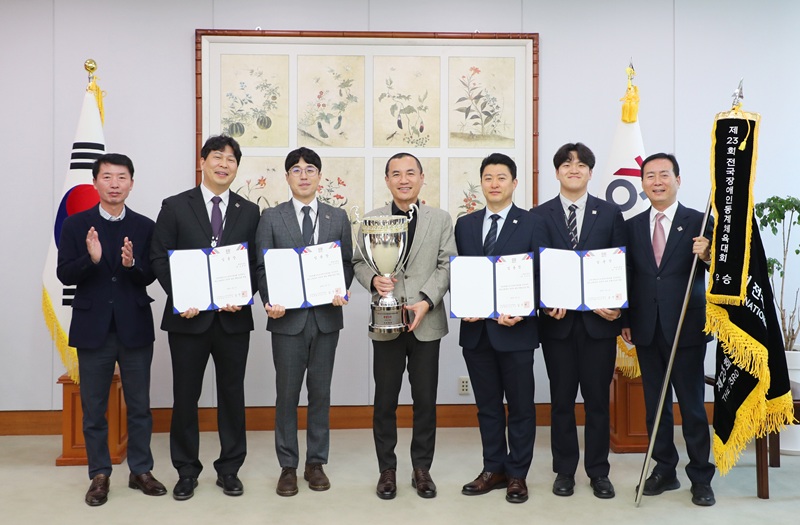 ▲ 강원특별자치도가 5일 도청 본관 2층 통상상담실에서 도 장애인체육회 직원 특별승급 임용장 수여식을 개최했다. 이번 수여식은 강원 체육 사상 처음으로 전국 종합 1위를 달성한 성과에 기여한 도 장애인체육회 사무처 직원들의 공로를 격려하기 위해 마련됐다. ⓒ강원특별자치도