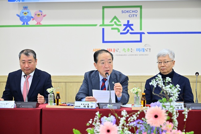 ▲ 속초시가 5일 시청 상황실에서 관내·외 5개 의료기관과 통합돌봄 '퇴원 환자 지역사회 연계사업' 추진을 위한 업무협약을 체결했다. ⓒ속초시