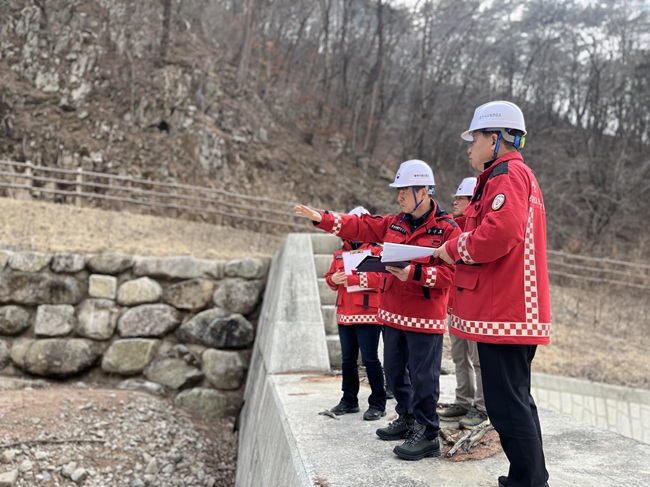 ▲ 송준호 북부지방산림청장이 사방댐을 점검하고 있다. ⓒ북부지방산림청