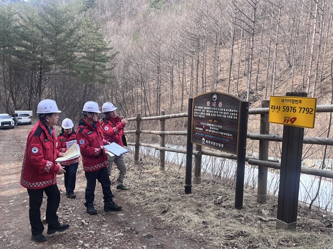 ▲ 송준호 북부지방산림청장이 산사태 취약지역 안내표지를 점검하고 있다. ⓒ북부지방산림청