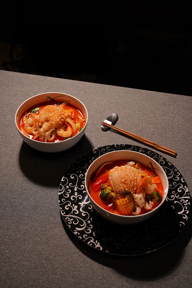 ▲ 오리엔의 대표메뉴인 황제짬뽕과 갑오징어 짬뽕. ⓒ하이원리조트