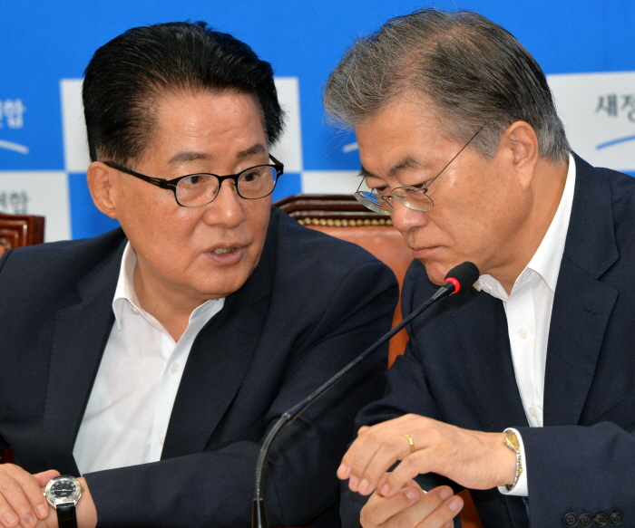 ▲ 2015년 8월 25일 국회 새정치민주연합 원내대표실에서 열린 원내대책회의에 문재인 당시 대표와 박지원 당시 한반도평화안보특별위원장이 이야기를 나누는 모습. ⓒ뉴시스