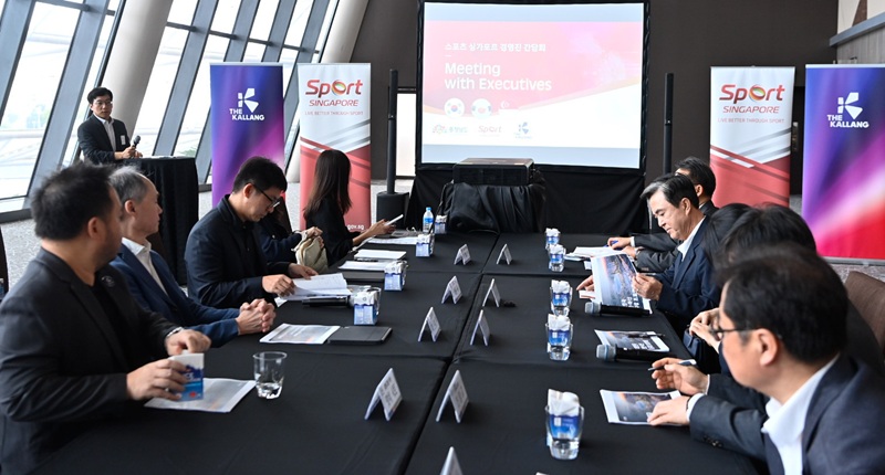 ▲ 김태흠 충남도지사가 싱가포르 스포츠 허브를 방문해 관계자들과 간담회를 갖고 돔구장 운영 방식과 시설 현황 등에 대해 설명을 듣고 있다.ⓒ충남도