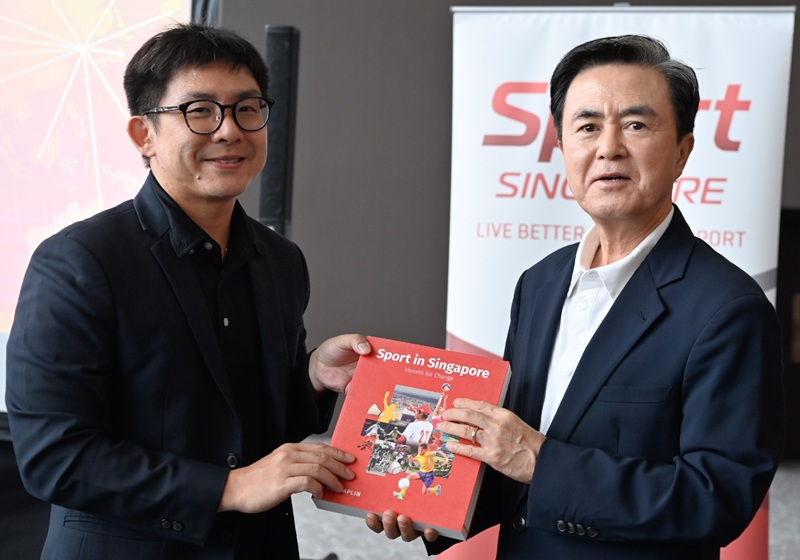 ▲ 싱가포르 스포츠 허브를 방문한 김태흠 충남도지사(오른쪽)가 현지 관계자와 만나 스포츠 시설 운영 현황을 논의한 뒤 기념 책자를 교환하며 기념촬영을 하고 있다.ⓒ충남도