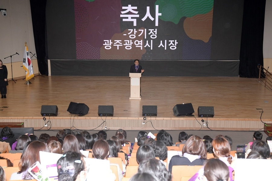 ▲ 강기정 광주광역시장이 5일 전일빌딩245에서 열린 3·8세계여성의날 기념행사에 참석해 축사를 하고 있다.ⓒ광주광역시 제공