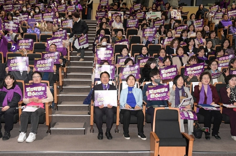 ▲ 강기정 광주광역시장이 5일 전일빌딩245에서 열린 3·8세계여성의날 기념행사에 참석해 축사를 한 후 참석자들과 함께 퍼포먼스를 하고 있다.ⓒ광주광역시 제공