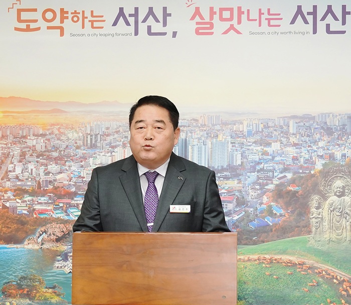 ▲ 김선수 서산시 일자리경제과장이 5일 시청 브리핑룸에서 기자회견을 열고 고용위기 선제대응지역 지원사업에 대해 설명을 하고 있다.ⓒ서산시