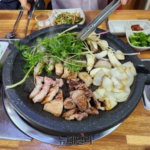 ▲ 봄철 울릉도 식당가에서 흔히볼수있는조합 전호 삼겹조합이다ⓒ뉴데일리