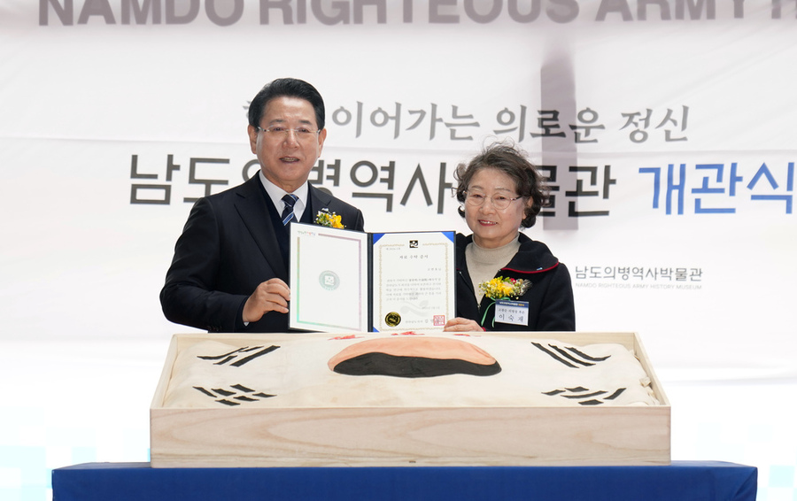 ▲ 김영록 전라남도지사가 5일 나주 공산면에서 열린 ‘남도의병역사박물관 개관식’에서 불원복(不遠復) 태극기를 기탁받고 있다.ⓒ전라남도 제공