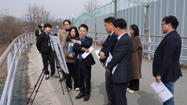 ▲ 육동한 춘천시장이 5일 중도동 일원을 찾아 '친환경 목조전망대(가칭 윤슬전망대)' 조성사업 건축기획용역 대상지 선정을 위한 현장답사를 진행했다. 친환경 목조전망대 조성사업은 호수 경관을 조망할 수 있는 전망시설을 조성하는 사업이다. ⓒ춘천시