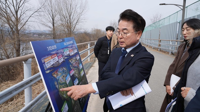 ▲ 육동한 춘천시장이 5일 중도동 일원을 찾아 '친환경 목조전망대(가칭 윤슬전망대)' 조성사업 건축기획용역 대상지 선정을 위한 현장답사를 진행했다. ⓒ춘천시