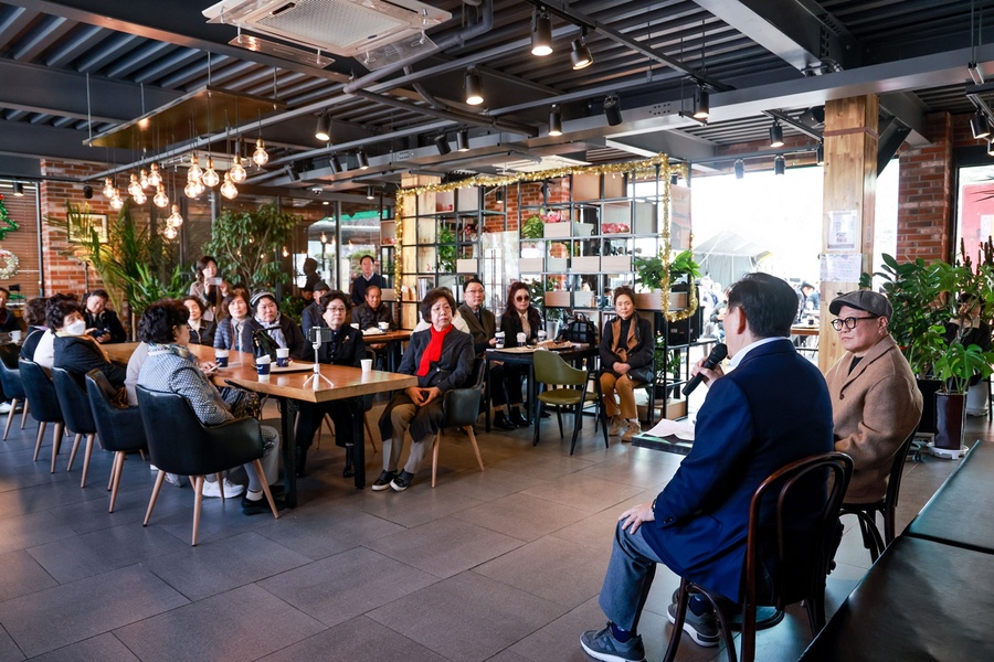 ▲ 최경환 경상북도지사 예비후보가 4일 오후 포항시에서 북콘서트를 개최하며 동해안권 민심 공략에 박차를 가했다.ⓒ최경환 예비후보측