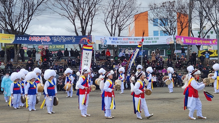 ▲ 청도군이 3일 청도천 둔치 정월대보름 행사장에서 ‘2026년 읍·면 풍물경연대회’를 성황리에 개최했다(이서풍물단).ⓒ청도군