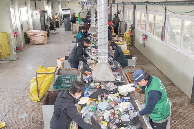 ▲ 함명준 고성군수를 비롯한 고성군청 간부 공무원 14명이 5일 생활폐기물 감축과 자원 재활용의 중요성에 대한 인식을 높이기 위해 '봄철 생활쓰레기 재활용 선별 체험'을 추진했다. ⓒ고성군
