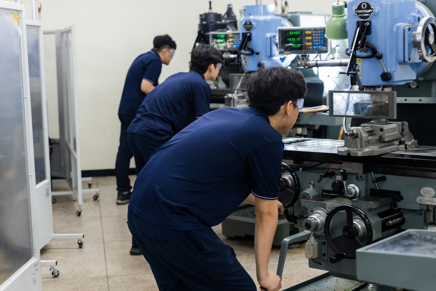 ▲ 조일고 전자기계과는 체계적인 실무 위주 교육과 기업 맞춤형 과정을 거쳐 학생들이 모두 산업기사 자격을 따내고 일자리까지 얻는 성과를 냈다.ⓒ조일고