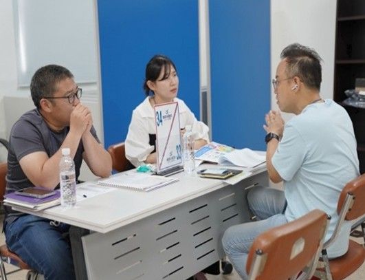 ▲ 지난해 열린 제9회 공공구매 상담회에서 인천환경공단 관계자(오른쪽)가 참여기업 직원들과 상담을 하고 있다. ⓒ 인천환경공단 제공