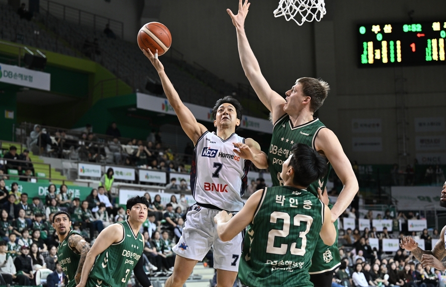 ▲ 허훈이 29점을 폭발한 KCC가 DB를 20점 차로 대파했다.ⓒKBL 제공
