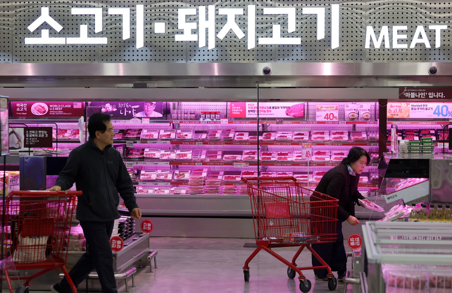 ▲ 5일 서울 시내 한 대형마트에서 시민들이 축산물을 살펴보고 있다. 2026.03.05. ⓒ뉴시스