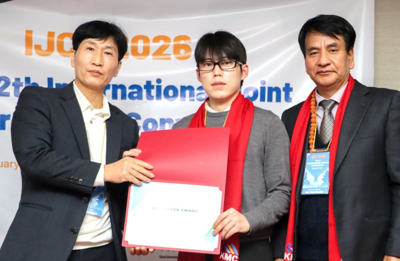 ▲ 국제학술대회에서 우수논문상을 받은 호서대 반도체공학과 김광환(가운데) 학생.ⓒ호서대