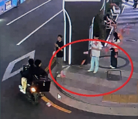 ▲ 강남 일대 CCTV에 찍힌 살포 장면. ⓒ뉴시스