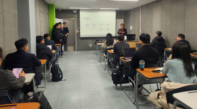 ▲ 경기대 행정복지상담대학원 ‘중소기업 AI융합학과’ 오리엔테이션 모습. ⓒ경기대 제공