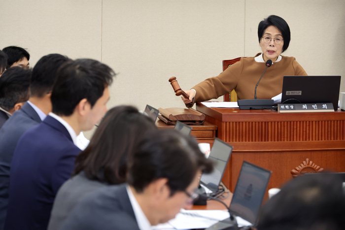 ▲ 최민희 국회 과학기술정보방송통신위원회 위원장이 지난달 25일 국회에서 열린 전체회의에서 의사봉을 두드리는 모습. ⓒ뉴시스