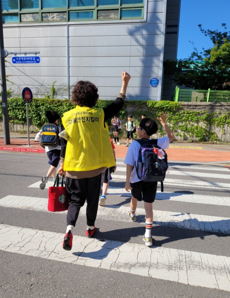 ▲ 교통 안전지킴이 활동ⓒ광주광역시 남구청 제공