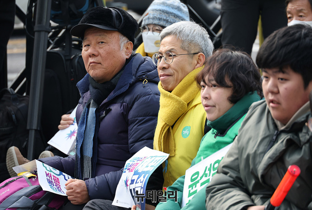 ▲ 윤석열 대통령의 체포영장 유효기간 만료일인 지난해 1월 6일 서울 용산구 한남동 대통령 관저 인근에서 열린 민노총 윤 체포집회에서 박석운 한국진보연대 상임대표가 참석해 자리하고 있다. ⓒ정상윤 기자