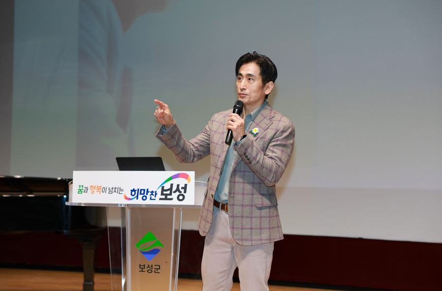 ▲ 보성군,벌교읍 채동선음악당에서 배우이자 소설가인 차인표 작가가 ‘제380회 보성자치포럼’을 하고 있다.ⓒ보성군 제공