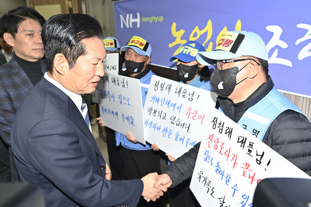 ▲ 정청래 더불어민주당 대표가 6일 오전 전남 현장 최고위원회에 참석하기 위해 영광군 영광농협 대회의실을 찾아 12·29 무안공항 제주항공 여객기 참사 유가족을 만나 대화를 나누고 있다. ⓒ뉴시스