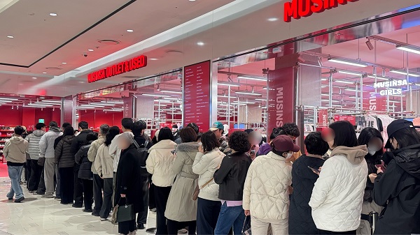 ▲ 무신사 아울렛 롯데몰 은평점 매장 앞에 사람들이 개장을 기다리고 있다 ⓒ무신사