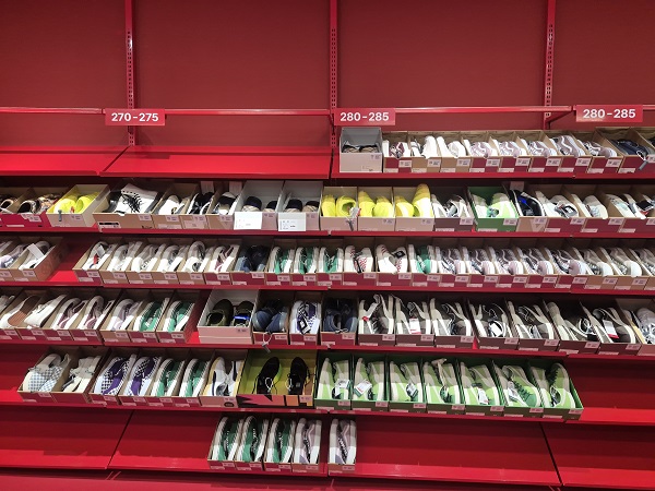 ▲ 무신사 아울렛 롯데몰 은평점 매장 내 슈즈존 ⓒ김보라 기자