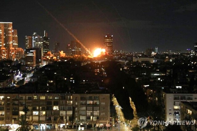 ▲ 이란의 공습으로 연기가 피어오르는 이스라엘의 텔아비브 시내. 출처=타스ⓒ연합뉴스